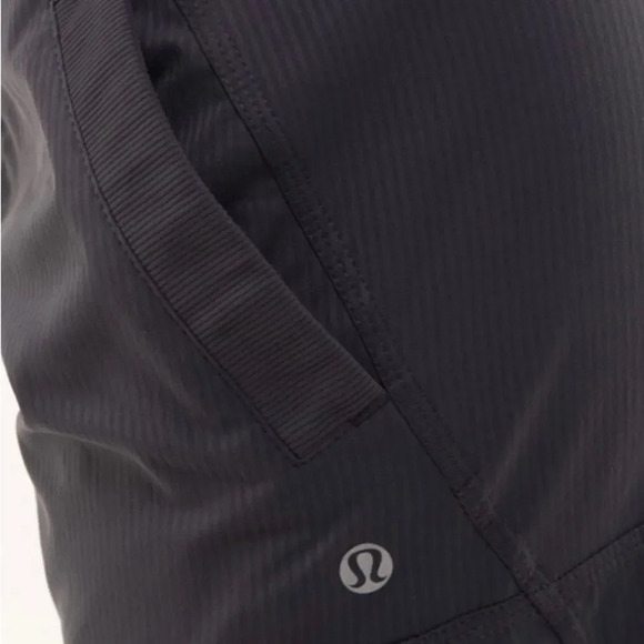 Lululemon sz 6 Studio Crop Coal (black) for yoga excellent pre owned condition - Picture 13 of 14